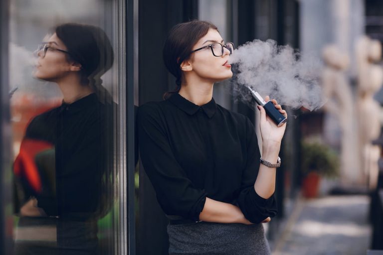 photo d'une femme qui fume la cigarette électronique à Paris